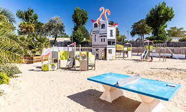 parc de jeux et table de ping pong