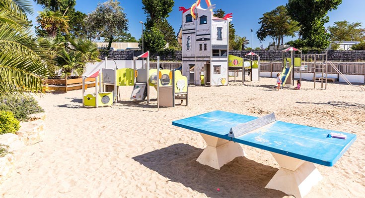 aire de jeux et table de ping-pong au camping Le Clarys Plage