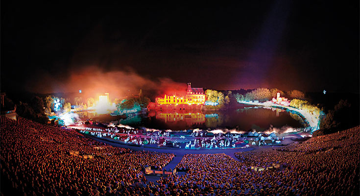 spectacle nocturne au Puy du Fou en Vendée