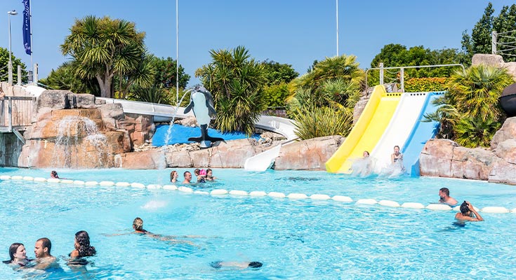 nageurs dans les bassins du parc aquatique