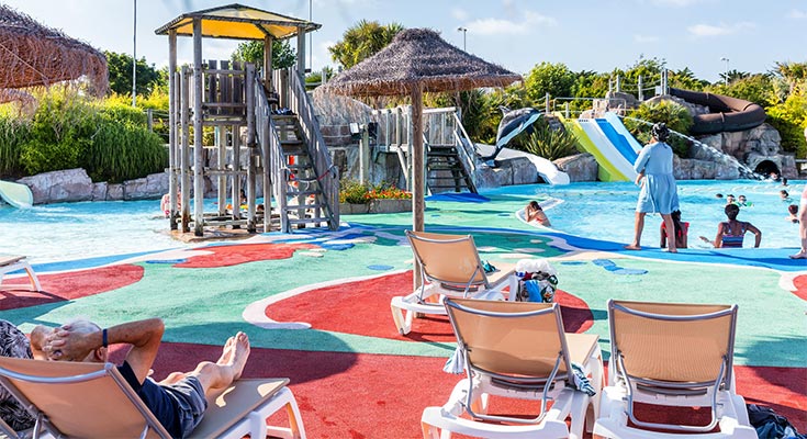 solarium et transats du parc aquatique