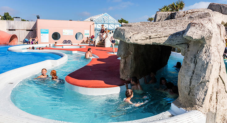 tunnel du parc aquatique du camping Le Clarys Plage