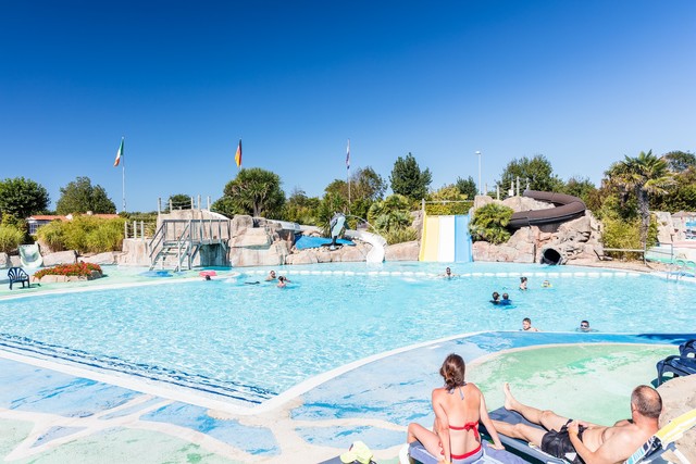 Un grand bassin extérieur au camping de saint jean de monts