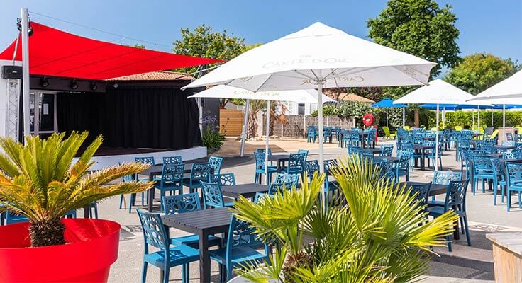 La terrasse et la scène du camping