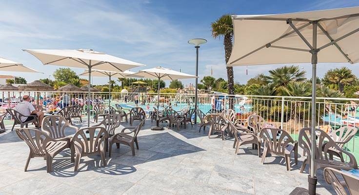 Terrasse du Clarys Bar face à la piscine du camping